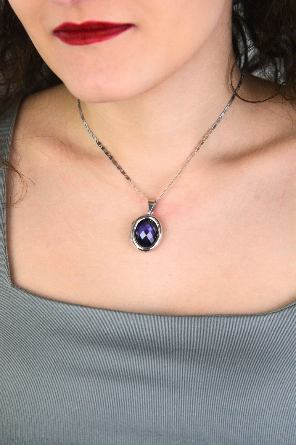 Srebrny łańcuszek DIA-LAN-6522R-925 – delikatne blaszki o szerokości 2,5 mm, długość 60 cm, waga ok. 4,40 g. Wykonany ze srebra próby 925, z zapięciem na karabińczyk. Ponadczasowy 1.jpg